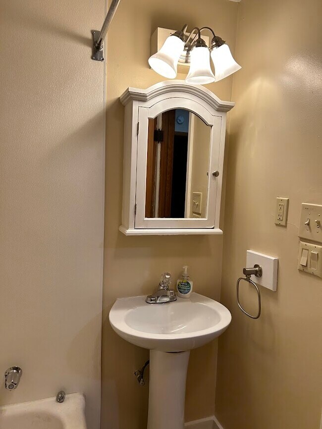 Building Photo - 237 S Streeter Ave