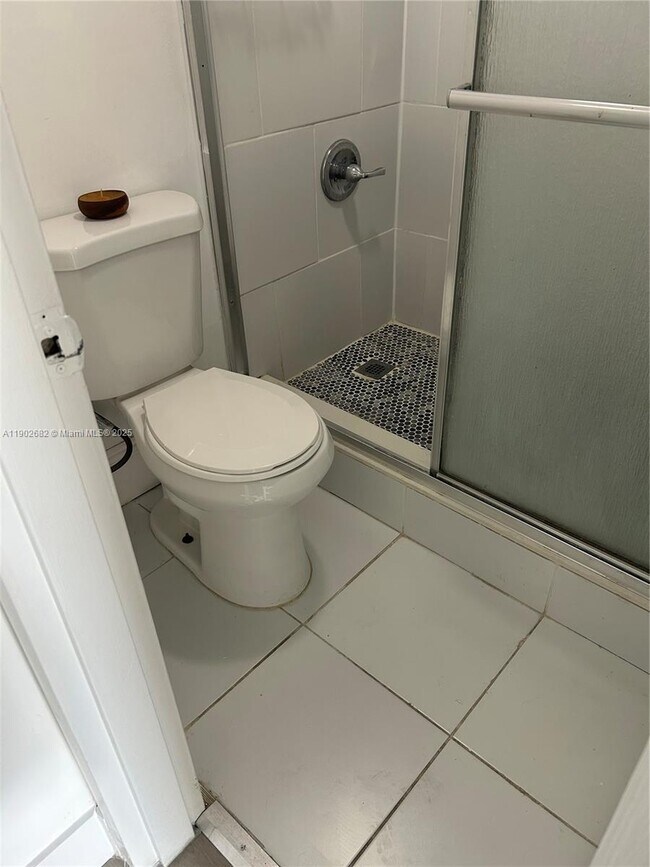 Building Photo - 1250 NE 125th St