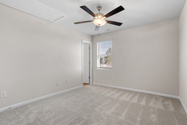 Building Photo - 3 bd 2.5 Ba Townhouse
