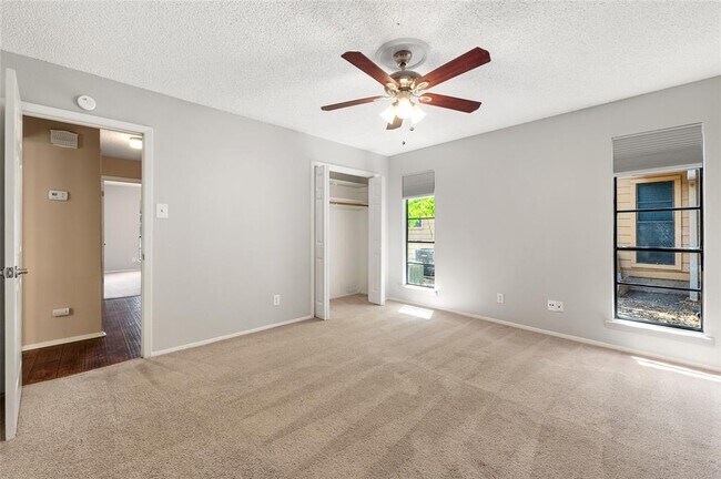 Building Photo - 8506 Mesa Dr