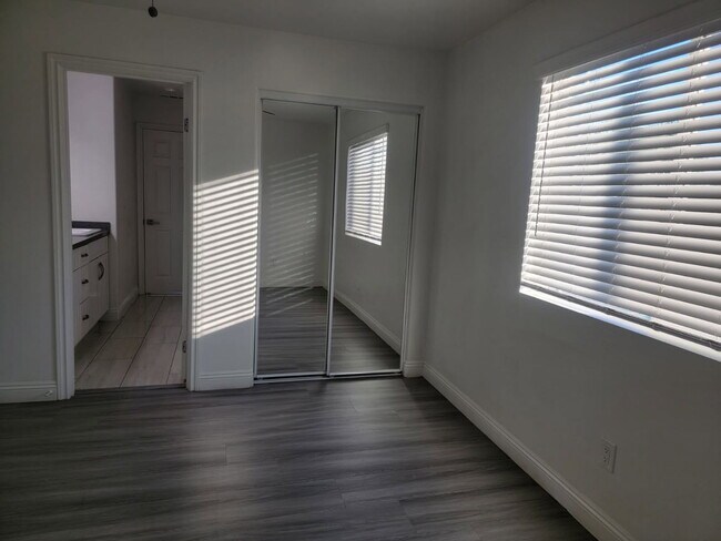 Building Photo - New Gas Range & Refrigerator.  Spacious rooms, private yard and RV parking.  Must see - Won't las...