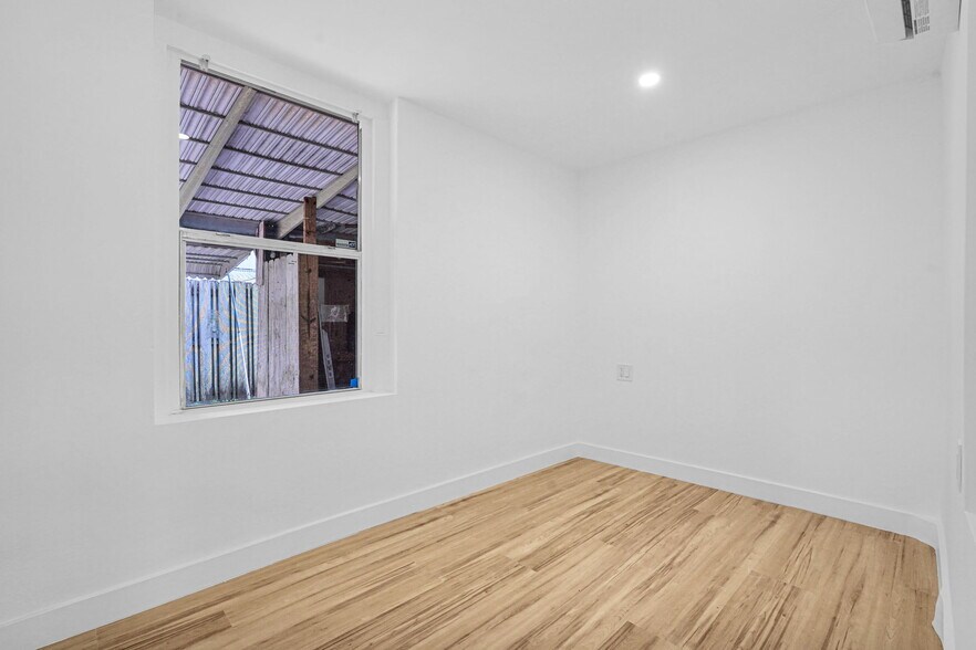 Building Photo - 2419 Coolidge St