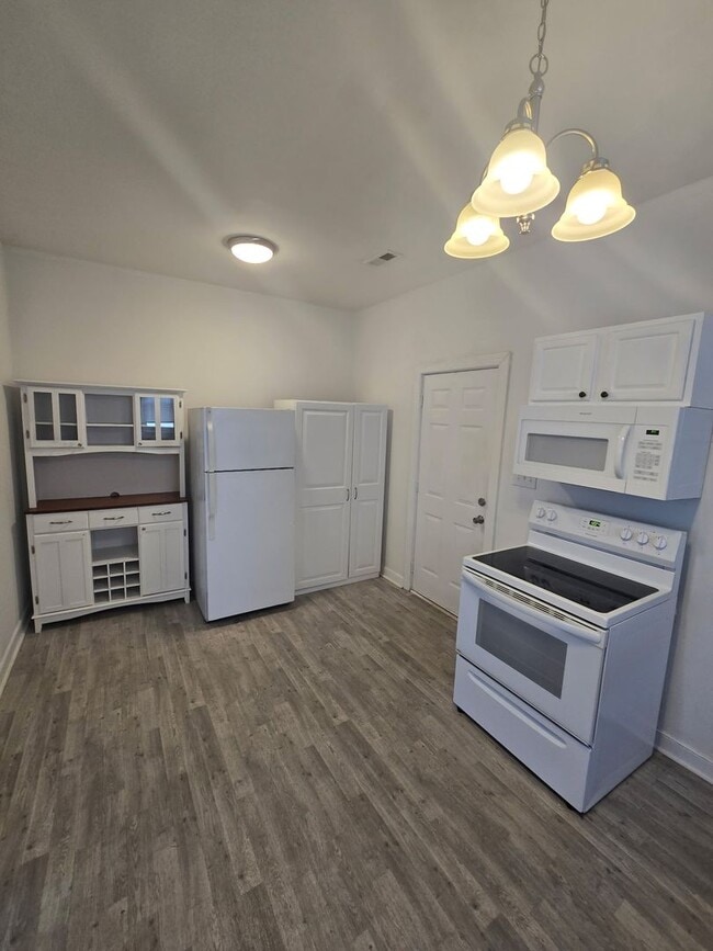 Building Photo - House in Hopewell