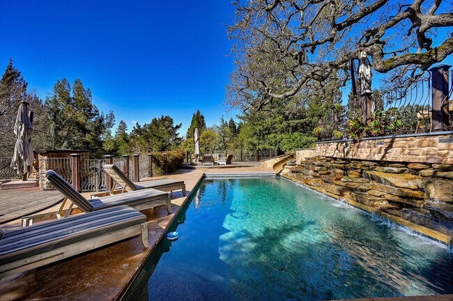 Building Photo - 6 Bed 4 Bath In Alamo