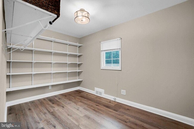 Building Photo - 3839 Blenheim Rd