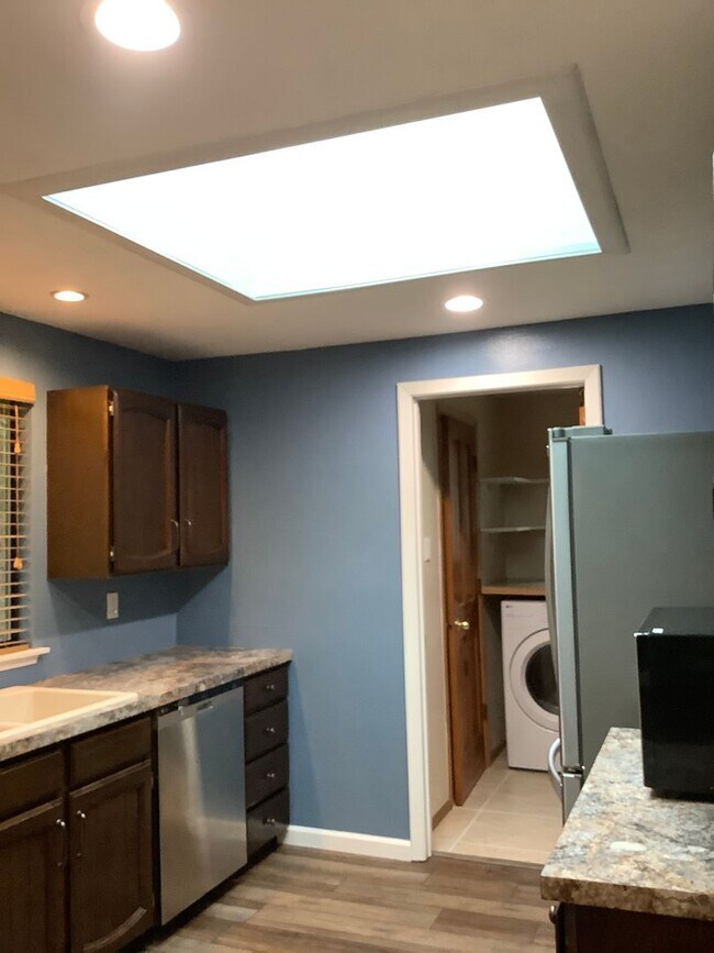 Building Photo - 1 STORY RAMBLER 3 BED 1.5 BATH IN PORT ORCHARD