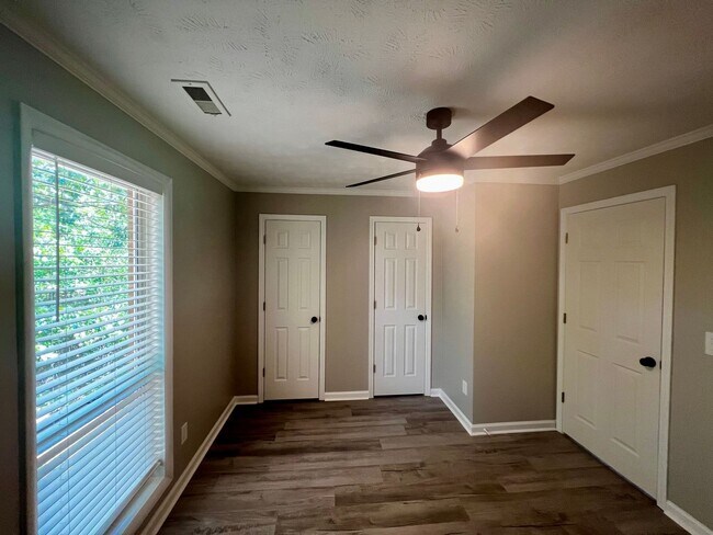 Building Photo - 5853 Century Oaks Dr
