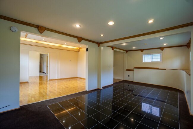 Building Photo - 403 Roosevelt Ave