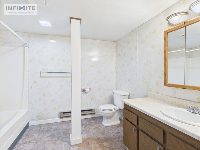 Building Photo - Spacious 3-Bedroom Home
