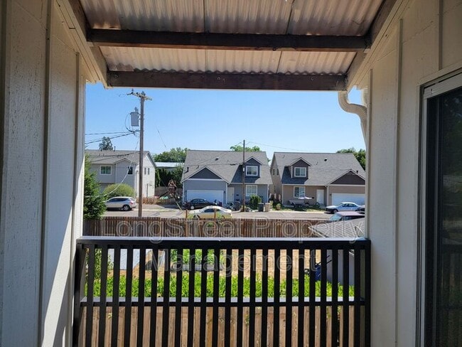 Building Photo - 627 3rd St