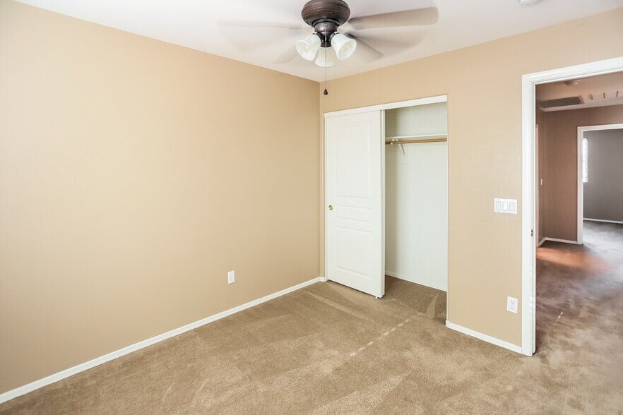 Building Photo - 6830 S 44th Ln