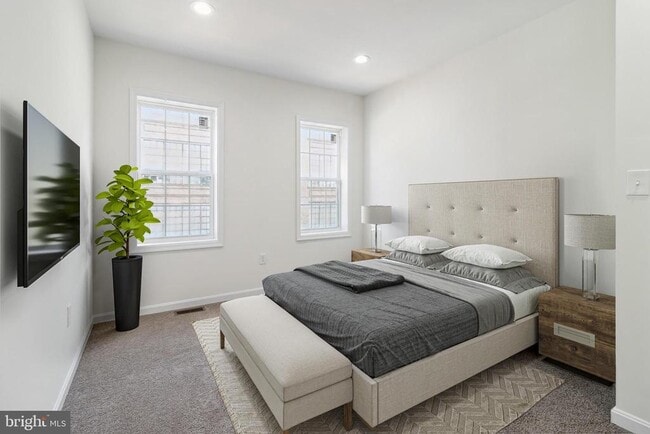 Building Photo - 912 N Milton Ave