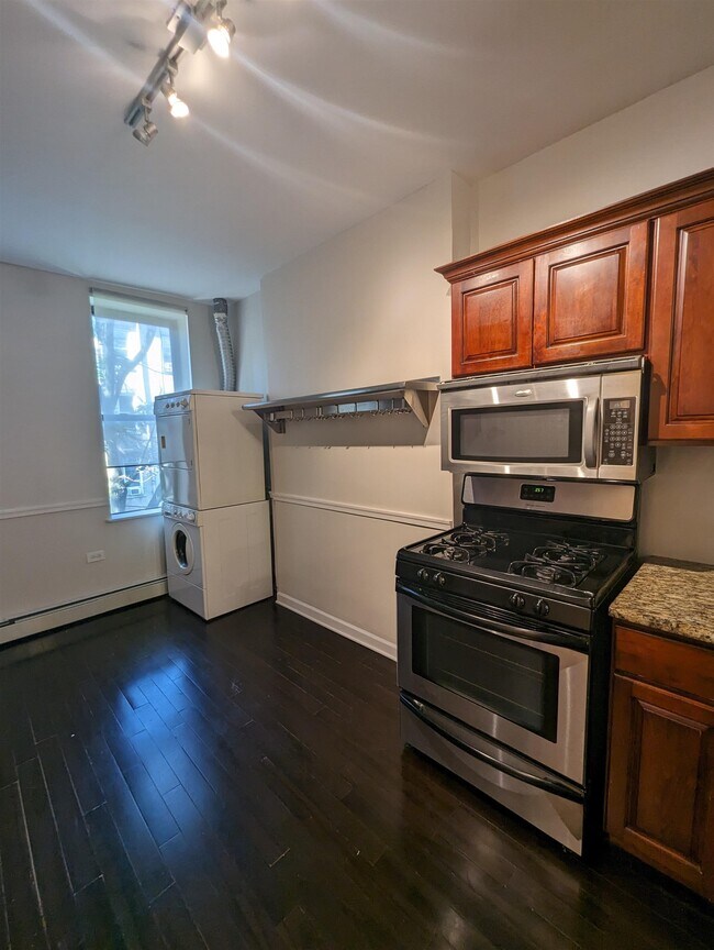 Building Photo - 208 7th St