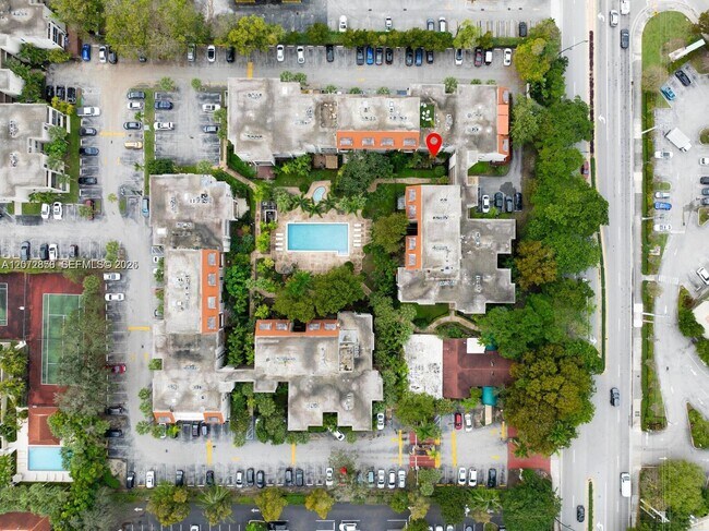 Building Photo - 6900 N Kendall Dr