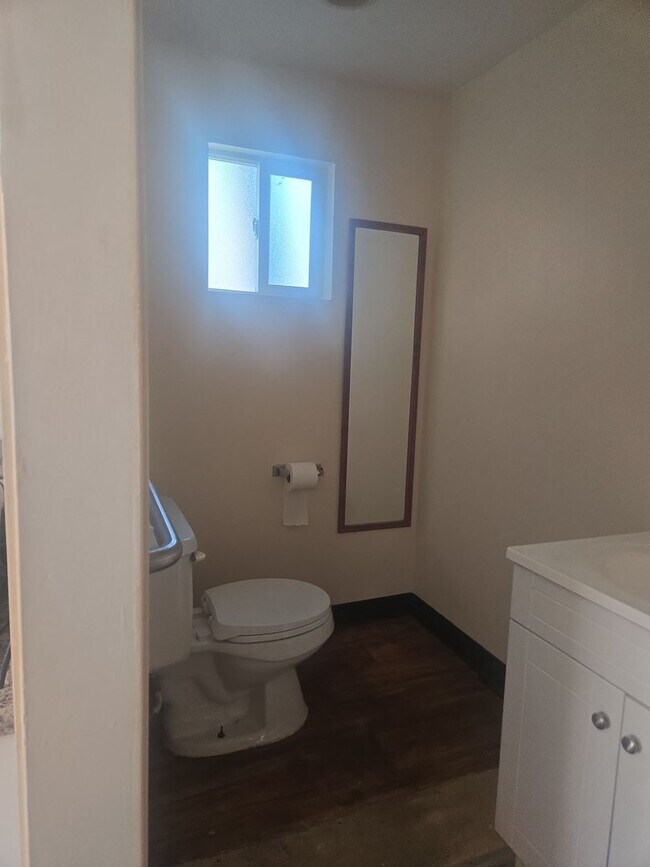 Building Photo - Must see this Large  one bedrom one bath  ADU home with availalbe off street parking.