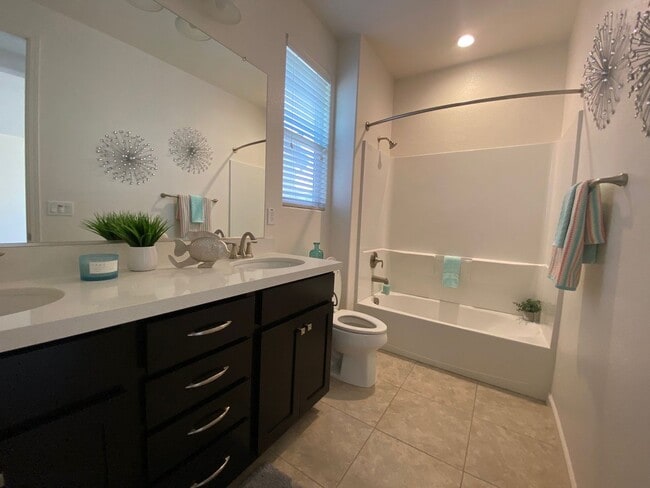 Building Photo - 3 Bedroom 3 Bathroom Home with Open Floor ...