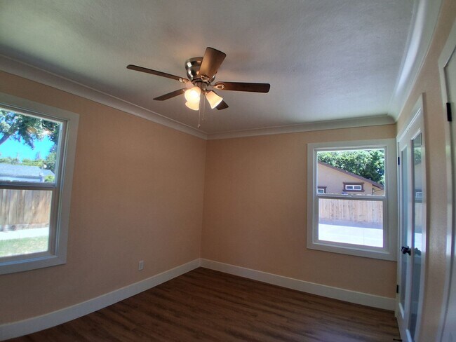 Building Photo - 340 N Santa Rosa Ave
