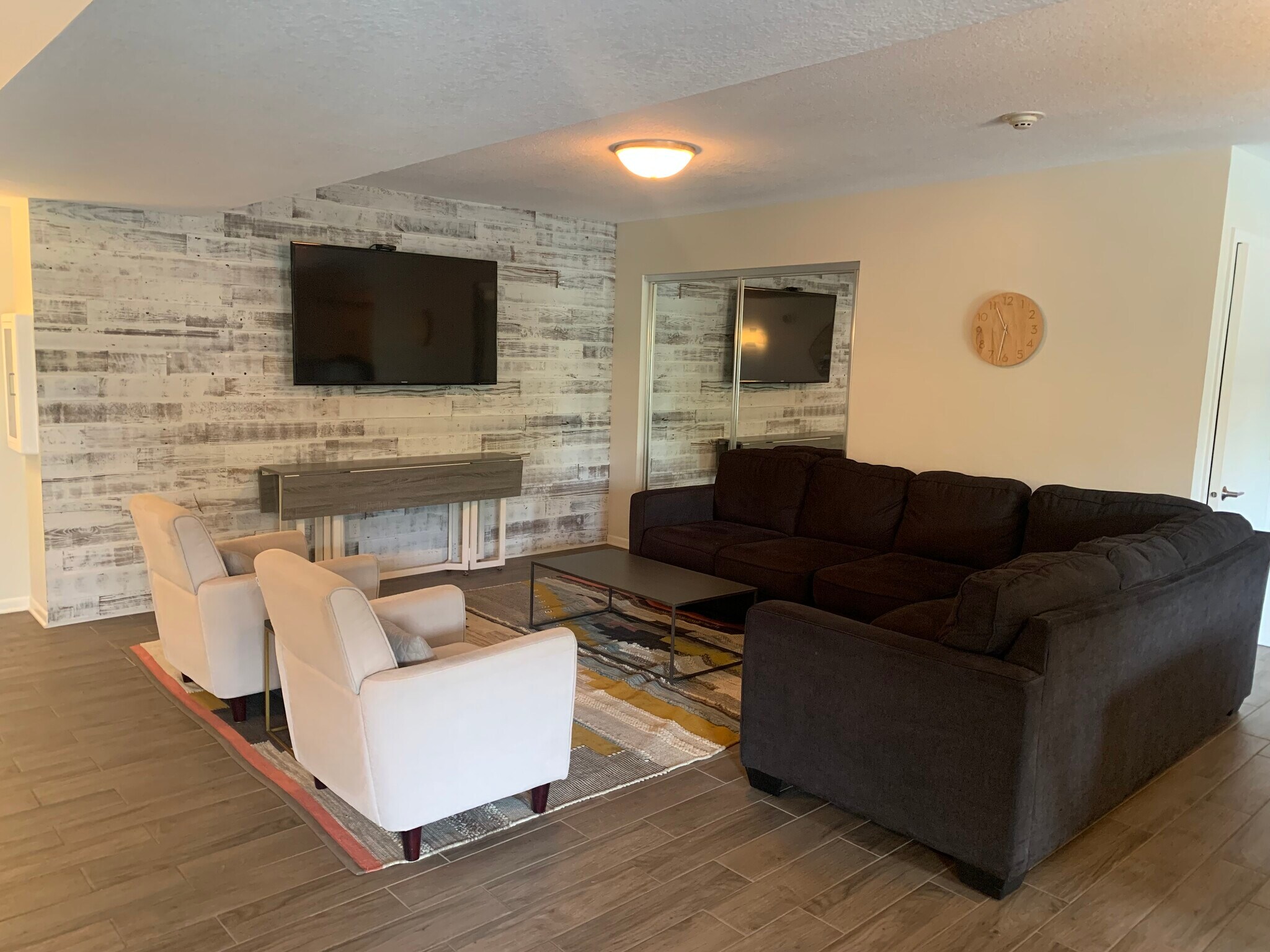 Great space to host friends/family - 4820 Park Commons Dr