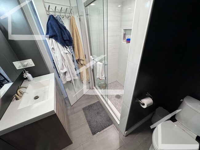 Building Photo - Spacious Brookline 3BR/2Bath!! Newly Renov...