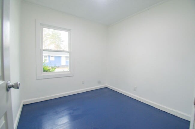 Building Photo - 2 Bedroom 1 Bathroom Updated Apartment! No Pets