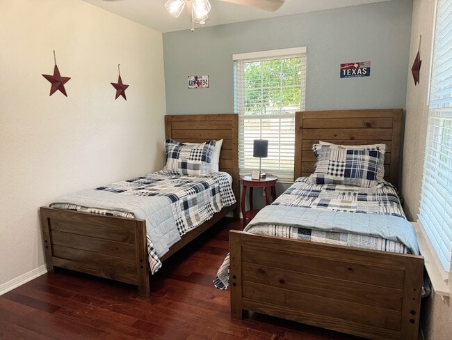 Building Photo - 105 Sky Country Dr