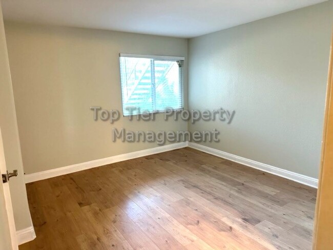 Building Photo - **Remodeled 2 bed / 2 bath Condo in Privat...