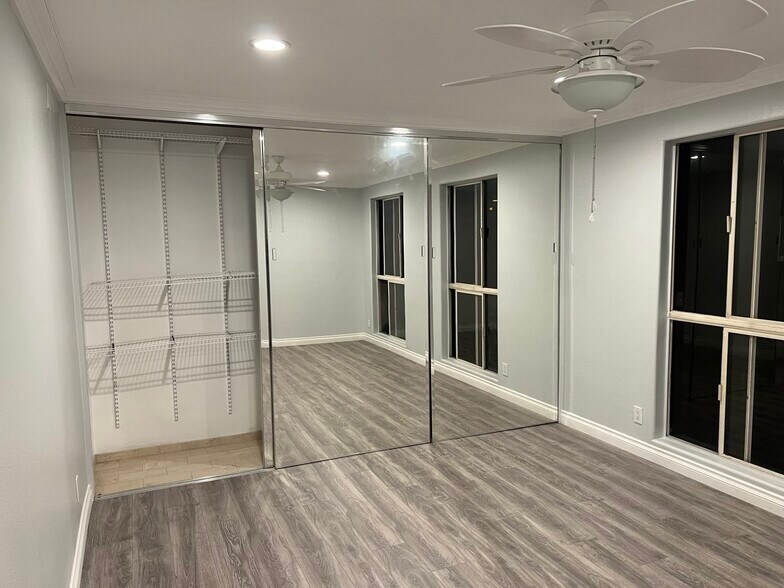 Building Photo - 6160 Whitsett Ave