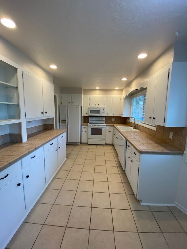 Building Photo - Stylish & Spacious 3-Bedroom Home in SE Sa...