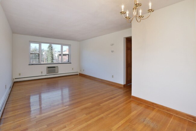 Building Photo - 1-Bed H & HW + Parking * Newton Riverside ...