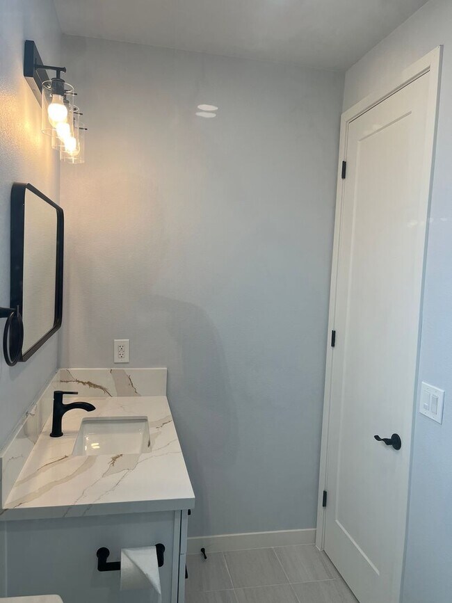 Building Photo - 3 Bedroom/ 3 Bathroom Home in Huntington B...