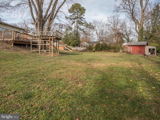 Building Photo - 3933 Fairview Dr