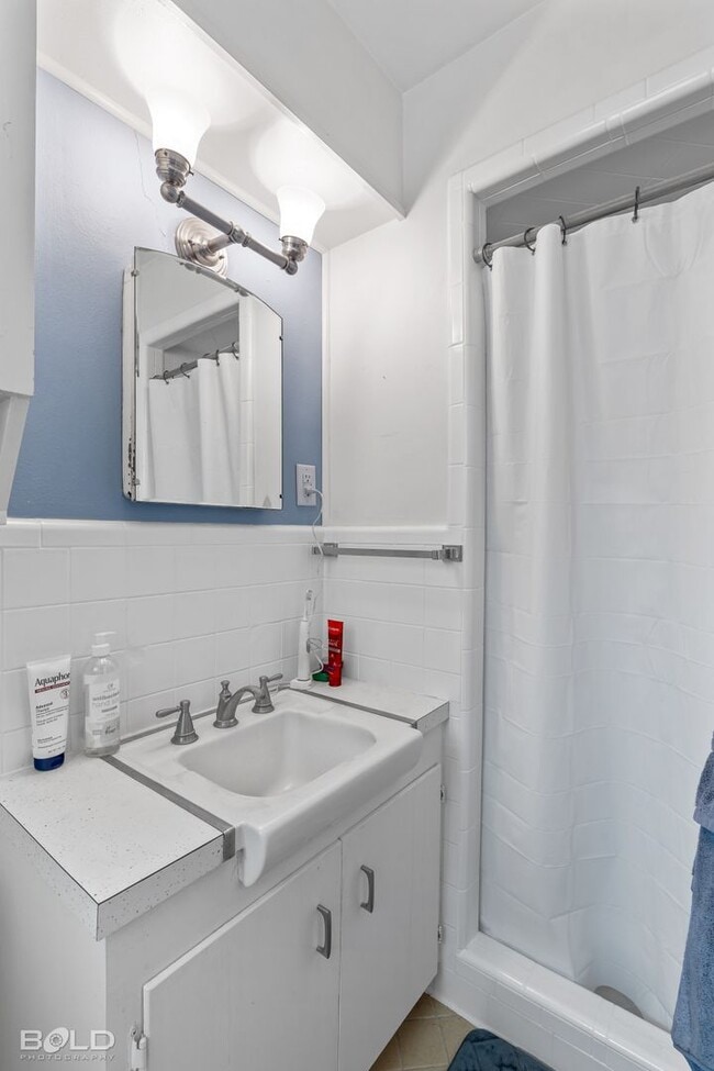 Building Photo - Adorable 3 bed 2 bath in Broadmoor Area!