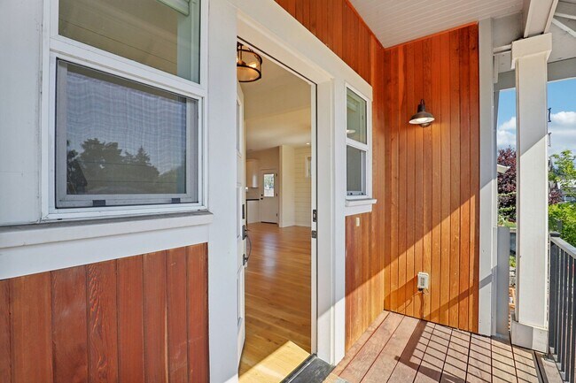 Building Photo - DESIRABLE CRESTON-KENILWORTH / CORNER LOT, LUXURY 4 BEDROOM, TWO EN-SUITES W/FULL BATHS