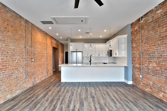 Building Photo - 360 S Washington Ave