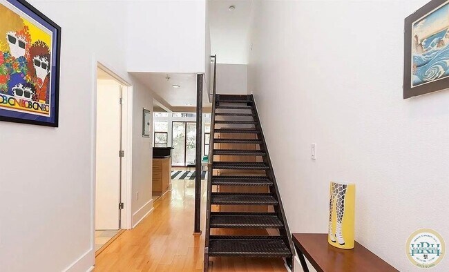 Building Photo - Spacious 1BR|2BA Loft Style Condo in the h...
