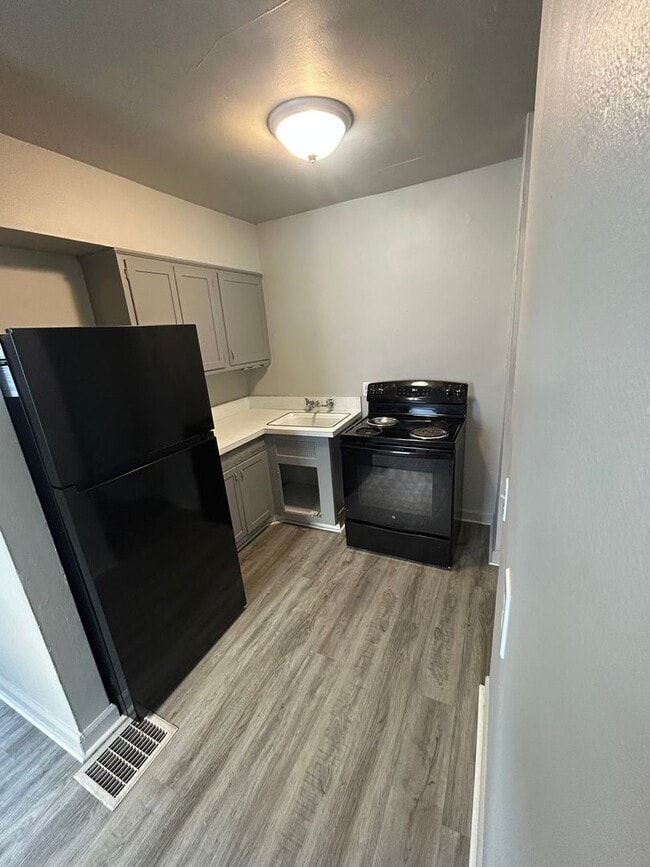 Building Photo - 841 Stanley Ave