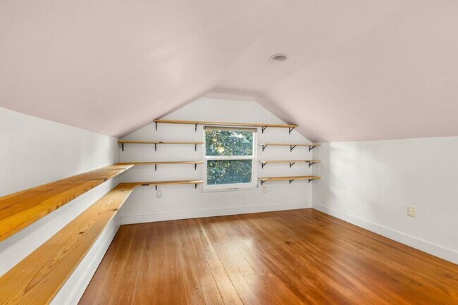Building Photo - 5774 N Vancouver Ave