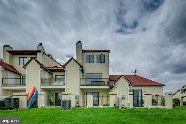 Building Photo - 11 Queen Elizabeth Ct