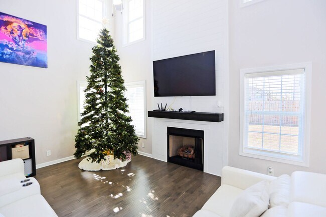 Building Photo - Beautiful Clarksville Rental