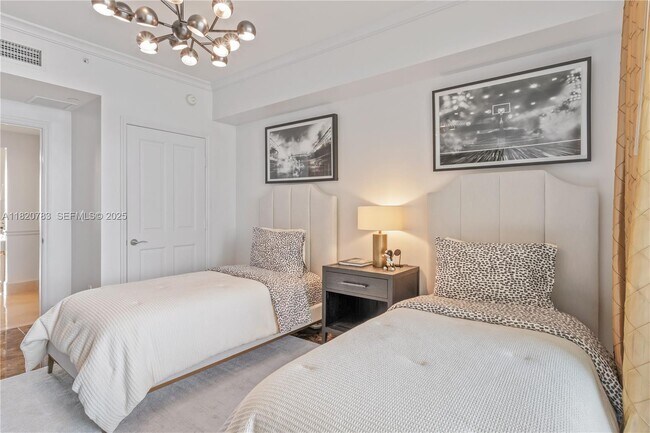 Building Photo - 17875 Collins Ave