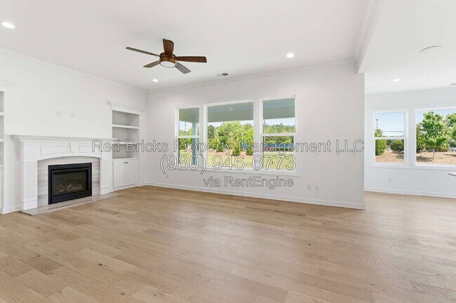 Building Photo - 4016 Dahlia Dr