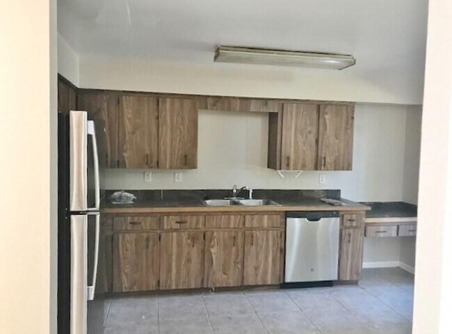 Building Photo - Updated duplex tile throughout