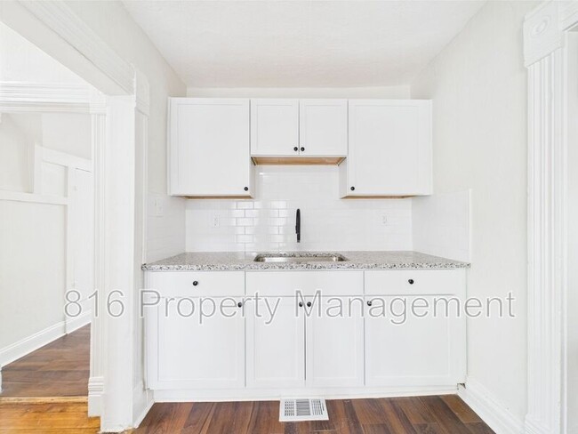 Building Photo - 633 S Fuller Ave