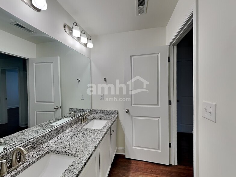 Building Photo - 6233 Bridlewood Ln