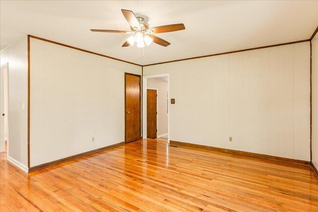 Building Photo - 1807 Ivan Dr