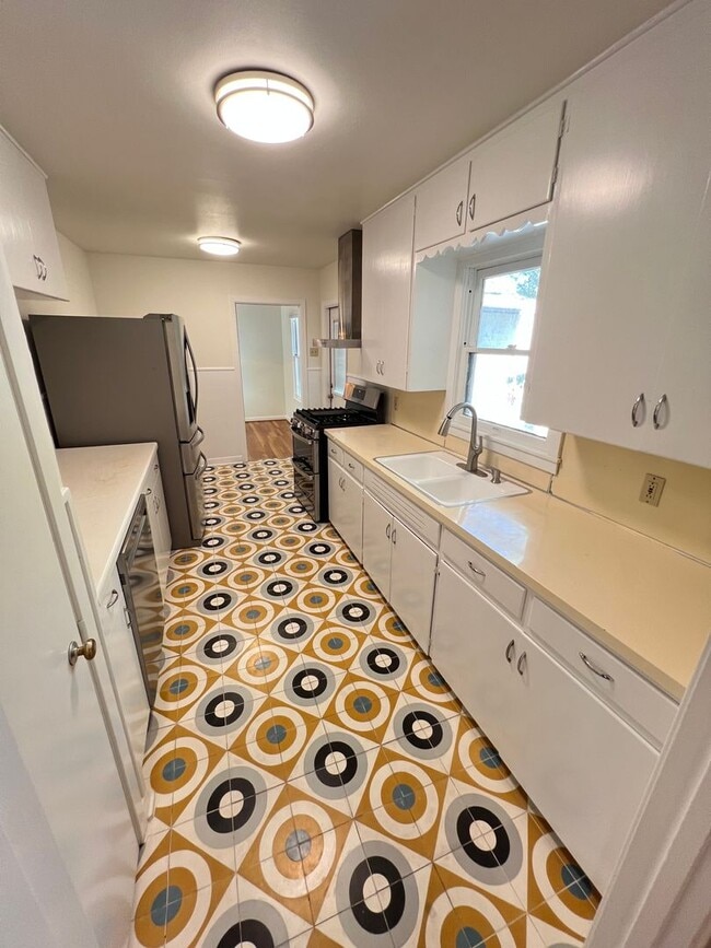 Building Photo - Brentwood Bungalow New to the Market!