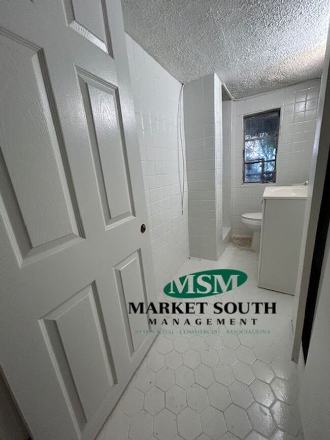 Building Photo - RENOVATED ONE BEDROOM ON THE BEAUTIFUL JONES STREET!!!