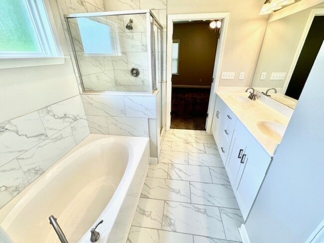 Building Photo - TuckerLanding5592