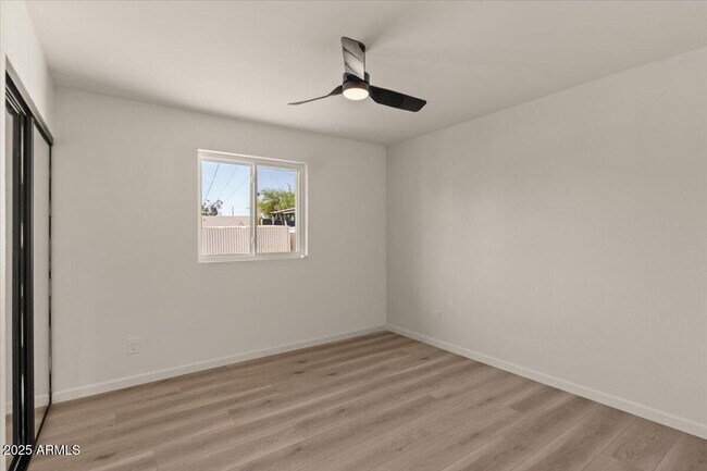 Building Photo - 8617 E Palm Ln