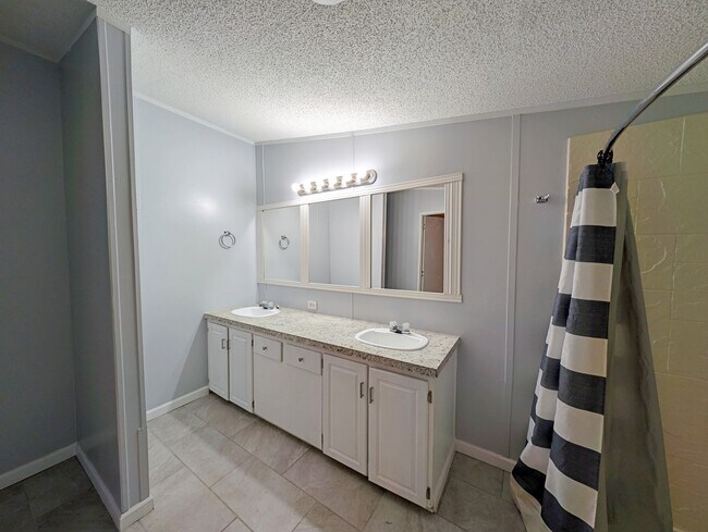 Building Photo - 1340 Meadowland Dr